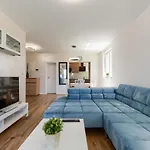 Moderan Kondominij + Terasa Apartment *