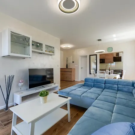 Moderan Kondominij + Terasa *